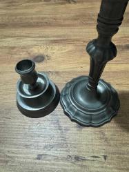 Vintage Metal  Şamdanlar /Mumluk İtalyan yapımı (muhtemelen dökme demir veya koyu pirinç) Büyük ve Küçük Şamdanlar /Mumluk. Klasik, kısa ve sağlam ayaklı şamdan formu. Dekoratif aydınlatma aksesuarı, masaüstü obje. Rustik ve loş bir atmosfer için ideal, Büyük ve küçük boy dekoratif Şamdanlar .