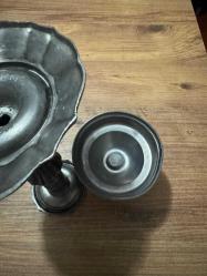 Vintage Metal  Şamdanlar /Mumluk İtalyan yapımı (muhtemelen dökme demir veya koyu pirinç) Büyük ve Küçük Şamdanlar /Mumluk. Klasik, kısa ve sağlam ayaklı şamdan formu. Dekoratif aydınlatma aksesuarı, masaüstü obje. Rustik ve loş bir atmosfer için ideal, Büyük ve küçük boy dekoratif Şamdanlar .