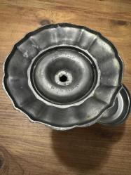 Vintage Metal  Şamdanlar /Mumluk İtalyan yapımı (muhtemelen dökme demir veya koyu pirinç) Büyük ve Küçük Şamdanlar /Mumluk. Klasik, kısa ve sağlam ayaklı şamdan formu. Dekoratif aydınlatma aksesuarı, masaüstü obje. Rustik ve loş bir atmosfer için ideal, Büyük ve küçük boy dekoratif Şamdanlar .