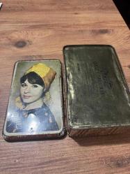 NOSTALJİK MELTEM CİKLETLERİ FATMA GİRİK KAPAKLI TENEKE KUTU  Nostaljik Teneke Kutu  1960’lar İstanbul’undan, orijinal Çiklet Fabrikası teneke kutusu