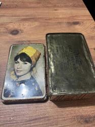 NOSTALJİK MELTEM CİKLETLERİ FATMA GİRİK KAPAKLI TENEKE KUTU  Nostaljik Teneke Kutu  1960’lar İstanbul’undan, orijinal Çiklet Fabrikası teneke kutusu