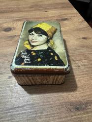 NOSTALJİK MELTEM CİKLETLERİ FATMA GİRİK KAPAKLI TENEKE KUTU  Nostaljik Teneke Kutu  1960’lar İstanbul’undan, orijinal Çiklet Fabrikası teneke kutusu