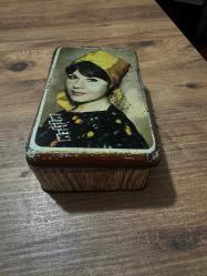 NOSTALJİK MELTEM CİKLETLERİ FATMA GİRİK KAPAKLI TENEKE KUTU  Nostaljik Teneke Kutu  1960’lar İstanbul’undan, orijinal Çiklet Fabrikası teneke kutusu