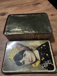 NOSTALJİK MELTEM CİKLETLERİ FATMA GİRİK KAPAKLI TENEKE KUTU  Nostaljik Teneke Kutu  1960’lar İstanbul’undan, orijinal Çiklet Fabrikası teneke kutusu