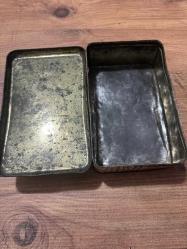 NOSTALJİK MELTEM CİKLETLERİ FATMA GİRİK KAPAKLI TENEKE KUTU  Nostaljik Teneke Kutu  1960’lar İstanbul’undan, orijinal Çiklet Fabrikası teneke kutusu