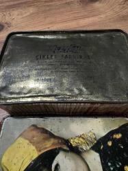 NOSTALJİK MELTEM CİKLETLERİ FATMA GİRİK KAPAKLI TENEKE KUTU  Nostaljik Teneke Kutu  1960’lar İstanbul’undan, orijinal Çiklet Fabrikası teneke kutusu