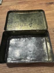 NOSTALJİK MELTEM CİKLETLERİ FATMA GİRİK KAPAKLI TENEKE KUTU  Nostaljik Teneke Kutu  1960’lar İstanbul’undan, orijinal Çiklet Fabrikası teneke kutusu