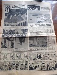 Hürriyet Gazetesi - Turkish Newspaper - 8 Haziran 1963 - 21 Mayıs sanıklarının duruşmasına Dün başlandı - sanıklardan 36'sının idamı istendi - savcı bugün orduyu ve milleti arkadan vuranların yaptığını önünüze seriyoruz dedi - Elebaşı Talat Aydemir ve arkadaşları fotoğraf - Alparslan Türkeş ve taraftarlarının faaliyetleri fotoğraf - Halil Menteş'in dahil olduğu onbirler - Alparslan Türkeş ve arkadaşlarının 4 ila 12 sene hapsi istendi - ağır hapsi istenen diğer 67 sanık - idamı istenenler - Talat Aydemir liderliği Alparslan Türkeş'e kaptırmak istemiyordu fotoğraf - Zeki Müren Grafson plaklarında - Zenci Boksör Muhammed Ali'nin imzası müstakbel dünya şampiyonu fotoğraf - Fenerbahçe Hacettepe maçı Dolmabahçe stadı'nda - Beşiktaş İzmirsporla Alsancak'ta oynuyor - Nuri Sesigüzel ve Nezahat Bayram türküleriyle Grafson plaklarında - bir hafta nerede ve kaça kalınır - Çınarcık - Ayvalık - Fatoş karikatür - Gökler Hakimi Gordon karikatür - Dedektif Nik'in Maceraları Karikatür - Mamak
