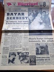 Hürriyet Gazetesi - Turkish Newspaper - 23 Mart 1963 - Celal Bayar serbest - eski Cumhurreisine halk tezahüratta bulundu - 80 yaşındaki eski cumhurbaşkanı Celal Bayar dün saat 8.22'de Kayseri cezaevinden tahliye edildikten sonra kızı Nilüfer Gürsoy ile kucaklaşıyor fotoğraf - Celal Bayar'ın beyanatı - Celal Bayar tam 1029 gün sonra tahliye edildi - İsmet İnönü pazartesiye kadar evinden dışarı çıkmayacak - Mısırla Suriye birleşme konusunda dün anlaştı - telefon davalarına para yatıran avukatlar telaşta - Aşktan sonra yazan İhsan İpekçi Yazı Dizisi - DYO boya - telefunken radyoları - Aygaz - Burç falınız - Canbaba Çizen Sururi - Hüseyin Cahit Yalçın ailesine ait müzayedeyi portakal mobilya evi organize etmekle şeref duyar - Celal Bayar'ın tahliyesinden fotoğraflar - Celal Bayar kaldığı otelin önünde fotoğraf - Celal Bayar Turan oteli'ndeki odasında gazetecilerle sohbet ettikten sonra İbrahim titiz adında berbere tıraş oldu fotoğraf - Sibel Sunay Celal Bayar'a çiçek veriyor fotoğraf