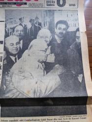Hürriyet Gazetesi - Turkish Newspaper - 23 Mart 1963 - Celal Bayar serbest - eski Cumhurreisine halk tezahüratta bulundu - 80 yaşındaki eski cumhurbaşkanı Celal Bayar dün saat 8.22'de Kayseri cezaevinden tahliye edildikten sonra kızı Nilüfer Gürsoy ile kucaklaşıyor fotoğraf - Celal Bayar'ın beyanatı - Celal Bayar tam 1029 gün sonra tahliye edildi - İsmet İnönü pazartesiye kadar evinden dışarı çıkmayacak - Mısırla Suriye birleşme konusunda dün anlaştı - telefon davalarına para yatıran avukatlar telaşta - Aşktan sonra yazan İhsan İpekçi Yazı Dizisi - DYO boya - telefunken radyoları - Aygaz - Burç falınız - Canbaba Çizen Sururi - Hüseyin Cahit Yalçın ailesine ait müzayedeyi portakal mobilya evi organize etmekle şeref duyar - Celal Bayar'ın tahliyesinden fotoğraflar - Celal Bayar kaldığı otelin önünde fotoğraf - Celal Bayar Turan oteli'ndeki odasında gazetecilerle sohbet ettikten sonra İbrahim titiz adında berbere tıraş oldu fotoğraf - Sibel Sunay Celal Bayar'a çiçek veriyor fotoğraf