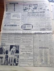 Hürriyet Gazetesi - Turkish Newspaper - 23 Mart 1963 - Celal Bayar serbest - eski Cumhurreisine halk tezahüratta bulundu - 80 yaşındaki eski cumhurbaşkanı Celal Bayar dün saat 8.22'de Kayseri cezaevinden tahliye edildikten sonra kızı Nilüfer Gürsoy ile kucaklaşıyor fotoğraf - Celal Bayar'ın beyanatı - Celal Bayar tam 1029 gün sonra tahliye edildi - İsmet İnönü pazartesiye kadar evinden dışarı çıkmayacak - Mısırla Suriye birleşme konusunda dün anlaştı - telefon davalarına para yatıran avukatlar telaşta - Aşktan sonra yazan İhsan İpekçi Yazı Dizisi - DYO boya - telefunken radyoları - Aygaz - Burç falınız - Canbaba Çizen Sururi - Hüseyin Cahit Yalçın ailesine ait müzayedeyi portakal mobilya evi organize etmekle şeref duyar - Celal Bayar'ın tahliyesinden fotoğraflar - Celal Bayar kaldığı otelin önünde fotoğraf - Celal Bayar Turan oteli'ndeki odasında gazetecilerle sohbet ettikten sonra İbrahim titiz adında berbere tıraş oldu fotoğraf - Sibel Sunay Celal Bayar'a çiçek veriyor fotoğraf