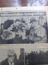 Hürriyet Gazetesi - Turkish Newspaper - 23 Mart 1963 - Celal Bayar serbest - eski Cumhurreisine halk tezahüratta bulundu - 80 yaşındaki eski cumhurbaşkanı Celal Bayar dün saat 8.22'de Kayseri cezaevinden tahliye edildikten sonra kızı Nilüfer Gürsoy ile kucaklaşıyor fotoğraf - Celal Bayar'ın beyanatı - Celal Bayar tam 1029 gün sonra tahliye edildi - İsmet İnönü pazartesiye kadar evinden dışarı çıkmayacak - Mısırla Suriye birleşme konusunda dün anlaştı - telefon davalarına para yatıran avukatlar telaşta - Aşktan sonra yazan İhsan İpekçi Yazı Dizisi - DYO boya - telefunken radyoları - Aygaz - Burç falınız - Canbaba Çizen Sururi - Hüseyin Cahit Yalçın ailesine ait müzayedeyi portakal mobilya evi organize etmekle şeref duyar - Celal Bayar'ın tahliyesinden fotoğraflar - Celal Bayar kaldığı otelin önünde fotoğraf - Celal Bayar Turan oteli'ndeki odasında gazetecilerle sohbet ettikten sonra İbrahim titiz adında berbere tıraş oldu fotoğraf - Sibel Sunay Celal Bayar'a çiçek veriyor fotoğraf