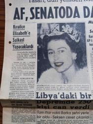 Hürriyet Gazetesi - Turkish Newspaper -23 Şubat 1963 -Af senato'da kabul edildi - kraliçe Elizabeth'e suikast yapacaklardı fotoğraf - Asi Kürtlerin lideri molla Mustafa Barzani Irak'ta Abdüsselam Arif hükümeti ile müzakerelere başlamıştır Fotoğrafı - Barzani'nin temsilcisi eski avukatlardan Talabani bir tören için Mısır'a gönderildi fotoğraf - İsmet İnönü Bayramı Gölcük'te geçirecek - Alparslan Türkeş köylü vatandaşlarımın derdini halletmek için geldim dedi Fotoğrafı - sınıfta kalan Tıp talebeleri hocaları Profesör Hikmet Yalgın'ın otosunu tahrip etmiş - kulak koparan matematik öğretmeni Orhan Özaktürk Dün savcılığa teslim oldu Fotoğraf - Amerika 1962 bütçemiz için 150 milyon lira hibe etti - Müzeyyen Senar'ın okuduğu şarap mahzende Odeon plaklarında - sonsuz yol çizen Faruk Geç - İstanbul Ankara Radyosu Programı - burç falı - Yeni Türkiye Partisi büyük Kongresi 14 Mayıs'ta yapılacak - Merih gezegeni ile radar irtibatı kuruldu - Cemal Madanoğlu'nun Alparslan Türkeş hakkında düşünceleri
