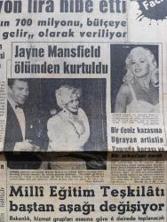 Hürriyet Gazetesi - Turkish Newspaper - 9 Şubat 1962 - Amerika 1 milyar 100 milyon lira hibe etti - 155 milyon lira da hususi sektör için ayrılacak - Jayne Mansfield ölümden kurtuldu fotoğraf - bir deniz kazasına uğrayan artistin yanında kocası ve bir arkadaşı vardı - Almanya'daki büyük maden kazasında ölü sayısı 270'e çıktı - Ali İpar 26 milyonluk para cezası hakkında rekor seviyede diyor Fotoğrafı - Milli eğitim teşkilatı baştan aşağı değişiyor - Beşe karşı 18 oyla Nuri Beşer'in masuniyetinin kaldırılmasına karar verildi - Cemal Gürsel Hüseyin Nail Kubalı'yı locasına alınca Adalet Partili senatörler salonu terk etti - Profesör Fahrettin Kerim Gökay CHA CHA ve Rockn Roll istemiyor - halk otobüsleri Üsküdar Rami ve Eyüp'te çalışacak - Mukaddes günah çizen Çizen Faruk Geç - aynadaki kız yazan Mükerrem Kamil Su Yazı Dizisi - Siz De Sophia Loren gibi Lux tuvalet sabunu kullanın - feriköylü futbolcular Dün boykot ilan ettiler fotoğraf - Fenerbahçe ve Galatasaray son hazırlık Fotoğrafı