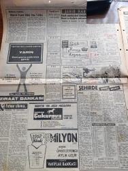 Hürriyet Gazetesi - Turkish Newspaper - 9 Şubat 1962 - Amerika 1 milyar 100 milyon lira hibe etti - 155 milyon lira da hususi sektör için ayrılacak - Jayne Mansfield ölümden kurtuldu fotoğraf - bir deniz kazasına uğrayan artistin yanında kocası ve bir arkadaşı vardı - Almanya'daki büyük maden kazasında ölü sayısı 270'e çıktı - Ali İpar 26 milyonluk para cezası hakkında rekor seviyede diyor Fotoğrafı - Milli eğitim teşkilatı baştan aşağı değişiyor - Beşe karşı 18 oyla Nuri Beşer'in masuniyetinin kaldırılmasına karar verildi - Cemal Gürsel Hüseyin Nail Kubalı'yı locasına alınca Adalet Partili senatörler salonu terk etti - Profesör Fahrettin Kerim Gökay CHA CHA ve Rockn Roll istemiyor - halk otobüsleri Üsküdar Rami ve Eyüp'te çalışacak - Mukaddes günah çizen Çizen Faruk Geç - aynadaki kız yazan Mükerrem Kamil Su Yazı Dizisi - Siz De Sophia Loren gibi Lux tuvalet sabunu kullanın - feriköylü futbolcular Dün boykot ilan ettiler fotoğraf - Fenerbahçe ve Galatasaray son hazırlık Fotoğrafı