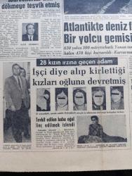 Hürriyet Gazetesi - Turkish Newspaper - 24 Aralık 1963 - Kıbrıs'ta çarpışmaları takip eden Aydoğan Önol bildiriyor - kıbrıs'taki çarpışmalar bir iç harp halini alıyor - Kıbrıs'tan İsmet İnönü'ye gelen mesaj - çarpışmalarda şehit düşen Kıbrıs türklerinden birinin cenazesinde Rauf Denktaş ve Fazıl Küçük görülüyor Fotoğrafı - bir Doçent sendika idarecilerini kan dökmeye teşvik etmiş - 28 kızın ırzına geçen iş adamı Adil Gençoğlu kızları oğluna devretmiş Fotoğrafı - Spor toto'da 13 bilen yok - Grev ATAŞ'ın günde 800 bin lira zararına yol açtı - Doktor Fazıl Küçük'ün bürosu ve Türk elçiliği Ateş yağmuruna tutuldu - Vali Niyazi Akı genelevlerin kapatılacağını söyledi - Kıbrıs olaylarından fotoğraflar - Lefkoşa Atatürk ilkokuluna sığınan insanlar Fotoğrafı - babası kayıp çocuklar fotoğraf - lefkoşa'daki Girne kapısında bulunan Atatürk heykeli makineli tüfek ateşi ile tarandı Fotoğrafı - Dedektif Nik'in Maceraları Karikatür - Gökler Hakimi Gordon karikatür - Almanya'dan gelen kadın işçimiz