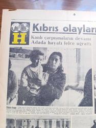 Hürriyet Gazetesi - Turkish Newspaper - 24 Aralık 1963 - Kıbrıs'ta çarpışmaları takip eden Aydoğan Önol bildiriyor - kıbrıs'taki çarpışmalar bir iç harp halini alıyor - Kıbrıs'tan İsmet İnönü'ye gelen mesaj - çarpışmalarda şehit düşen Kıbrıs türklerinden birinin cenazesinde Rauf Denktaş ve Fazıl Küçük görülüyor Fotoğrafı - bir Doçent sendika idarecilerini kan dökmeye teşvik etmiş - 28 kızın ırzına geçen iş adamı Adil Gençoğlu kızları oğluna devretmiş Fotoğrafı - Spor toto'da 13 bilen yok - Grev ATAŞ'ın günde 800 bin lira zararına yol açtı - Doktor Fazıl Küçük'ün bürosu ve Türk elçiliği Ateş yağmuruna tutuldu - Vali Niyazi Akı genelevlerin kapatılacağını söyledi - Kıbrıs olaylarından fotoğraflar - Lefkoşa Atatürk ilkokuluna sığınan insanlar Fotoğrafı - babası kayıp çocuklar fotoğraf - lefkoşa'daki Girne kapısında bulunan Atatürk heykeli makineli tüfek ateşi ile tarandı Fotoğrafı - Dedektif Nik'in Maceraları Karikatür - Gökler Hakimi Gordon karikatür - Almanya'dan gelen kadın işçimiz