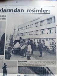 Hürriyet Gazetesi - Turkish Newspaper - 24 Aralık 1963 - Kıbrıs'ta çarpışmaları takip eden Aydoğan Önol bildiriyor - kıbrıs'taki çarpışmalar bir iç harp halini alıyor - Kıbrıs'tan İsmet İnönü'ye gelen mesaj - çarpışmalarda şehit düşen Kıbrıs türklerinden birinin cenazesinde Rauf Denktaş ve Fazıl Küçük görülüyor Fotoğrafı - bir Doçent sendika idarecilerini kan dökmeye teşvik etmiş - 28 kızın ırzına geçen iş adamı Adil Gençoğlu kızları oğluna devretmiş Fotoğrafı - Spor toto'da 13 bilen yok - Grev ATAŞ'ın günde 800 bin lira zararına yol açtı - Doktor Fazıl Küçük'ün bürosu ve Türk elçiliği Ateş yağmuruna tutuldu - Vali Niyazi Akı genelevlerin kapatılacağını söyledi - Kıbrıs olaylarından fotoğraflar - Lefkoşa Atatürk ilkokuluna sığınan insanlar Fotoğrafı - babası kayıp çocuklar fotoğraf - lefkoşa'daki Girne kapısında bulunan Atatürk heykeli makineli tüfek ateşi ile tarandı Fotoğrafı - Dedektif Nik'in Maceraları Karikatür - Gökler Hakimi Gordon karikatür - Almanya'dan gelen kadın işçimiz