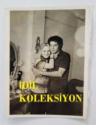 YEŞİLÇAM OYUNCUSU BEYZA BAŞAR'IN ORİJİNAL 2'Lİ FOTOĞRAF SETİ - 11 x 9 cm EBADINDA - BEYZA BAŞAR, MISIRLI SEVGİLİSİ FUAT RAHİM'LE BİRLİKTEYKEN ÇEKİLMİŞ 2 FARKLI KARE