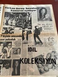 HAFTA SONU GAZETESİ DOĞUM GÜNÜ GAZETESİ (TURKİSH NEWSPAPER) - 26 AĞUSTOS 1977 - Yıl:5 Sayı:35 -Yeni Çıkan Plaklar listesi -Feri Cansel-Çiğdem talu-Fikret Şenes-Ülkü Aker-Elvis Presley ölüm haberi-Bülent ersoy-Ajda Pekkan-Emel Sayın-Filiz Akın-Romalı Perihan-Nilgün Atılgan-Seda Sanrak-İlham Gencer-Ayşe Gencer-Cüneyt Arkın’ı vurdular - Cüneyt ölüyor fakat ölümsüz bir mesaj bırakarak - Hırsın sonu - Şans Kervanı Zeki Müren’li - Ramazanı değil parayı seçtiler - Filiz artık 3 numara - Emel Sayın’ın hırsı - Kalbinin yeni bir efendisi var - Beşiktaşlı Rasim’in gizli aşkı Meral Orhonsay - Genç kızlık hayallerimi yıkan adam - Rüya gibi geçen üç yıl - Nilüfer Yeşil Giresunlu çifti ikinci mevki balayında - Gönül Yazar doğum günü pastasının gerçeğini açıkladı Yas 45 - Meğer Fatma Girik’in eli ne kadar ağırmış - Şaka nasıl kaka oldu - Fikret bu şapkaya mahkûm - Fikret Hakan - Türkan Şoray hayatının kumarını oynuyor - 7 kişinin omzunda son yolculuk Elvis Presley - Her şey ekrana sığmak için - Piraye