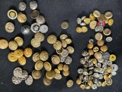 120 ADET DEĞİŞİK ÜLKELERE AİT ÜNİFORMA VE ELBİSE DÜĞMELERİ