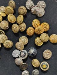 120 ADET DEĞİŞİK ÜLKELERE AİT ÜNİFORMA VE ELBİSE DÜĞMELERİ
