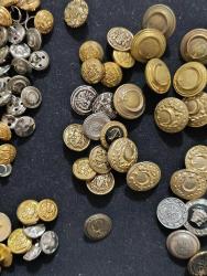 120 ADET DEĞİŞİK ÜLKELERE AİT ÜNİFORMA VE ELBİSE DÜĞMELERİ