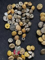 120 ADET DEĞİŞİK ÜLKELERE AİT ÜNİFORMA VE ELBİSE DÜĞMELERİ