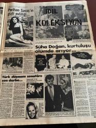 HAFTA SONU GAZETESİ DOĞUM GÜNÜ GAZETESİ (TURKİSH NEWSPAPER) - 4 AĞUSTOS 1978 - Yıl:5 Sayı:32 -Yeni Çıkan Plaklar listesi -Orhan Gencebay-Mehlika Kenter-Serpil Barlas-Ajda Pekkan-Yavuz Özkan-Ayçin Tansel-Gönül Tansel-Hülya Koçyiğit’e doping - Bakırköy’de bir sanat kurbanı var Hatemi İğdigüler - Yaz zehir oldu - Ajda da sekse kaydı - Artık Tanrı’nın verdiğini kuldan esirgemiyor Ajda Pekkan - İşte bu adam Ahmet Özhan - Müzeyyen Senar’ın kol saati - Adımlar anadan notalar babadan - Balkan Ayanoğlu - Şenlikli evin şenlikli kardeşleri - Havaya saçılan 2.000.000 - Nine değil anne Mediha Şen - Milyonerler tepesinde bir şarkıcı milyoner Ömür Göksel - Akıl almaz bir inat Onat Kutlar - Soyunma yarışını kazanan başrolü kaptı - Ana evine dönüş Ahu Tuğba - Perihan Savaş’ın gizli evliliği - Süha Doğan kurtuluşu ölümde arıyor - Türk düşmanı senatöre son darbe Edward Kennedy - Elvis Presley - Hülya Koçyiğit doping sonrası kuliste baygınlık - Tarık Atur fotoğrafları - Ajda Pekkan kıyıda pozlar - Müzeyye