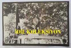 YEŞİLÇAM OYUNCUSU BEYZA BAŞAR'IN 2'L, AJANS BASIN FOTOĞRAFI SETİ (KAĞIT BASKI) - 18 x 12 cm EBADINDA - BEYZA BAŞAR, KADINLARLA SOHBET EDERKEN ÇEKİLMİŞ 2 FARKLI KARE
