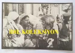 YEŞİLÇAM OYUNCUSU BEYZA BAŞAR'IN 2'L, AJANS BASIN FOTOĞRAFI SETİ (KAĞIT BASKI) - 18 x 12 cm EBADINDA - BEYZA BAŞAR, KADINLARLA SOHBET EDERKEN ÇEKİLMİŞ 2 FARKLI KARE