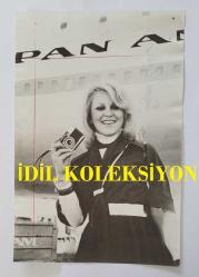 YEŞİLÇAM OYUNCUSU BEYZA BAŞAR'IN AJANS BASIN FOTOĞRAFI (KAĞIT BASKI) - 18 x 12 cm EBADINDA - BEYZA BAŞAR, UÇAĞIN YANINDA GÜLÜMSERKEN