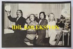 YEŞİLÇAM OYUNCUSU BEYZA BAŞAR'IN AJANS BASIN FOTOĞRAFI (KAĞIT BASKI) - 18 x 12 cm EBADINDA - BEYZA BAŞAR BİR FİLM ÇEKİMİ SIRASINDA MÜRÜVVET SİM, YURDAER DOĞULU ve BAKİ TAMER'LE AYNI KAREDE. 12 NİSAN 1974