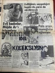 HAFTA SONU GAZETESİ DOĞUM GÜNÜ GAZETESİ (TURKİSH NEWSPAPER) - 9 OCAK 1981 - Yıl:5 Sayı:2 - Zeki Müren-Tekin Akmansoy-Hülya Koçyiğit – Türkan Şoray – Filiz Akın – Bülent Ersoy – Melos – Nami Dilbaz – Namı Dilbaz – Puna Pamir – Ayşe Aytözoğlu – Nazan – Emel Sayın – Yonca Yücel – Saffet – Tayan – Sevim Tuna – Yahya – Müdir Bey – Cüneyt Arkın – Cüneyt Erkin – Murat – Nes’e Karaböcek – Nese Karabocek – Güler – Murat – Ceylan – Oya Yücel-Gülşen Bubikoğlu-Nabi Dilbaz-Talha Özmen-Bülent Ersoy yeni yılda hanım hanımcık – Bu ikilinin beraberliği karakolda bitti – Güzele ne yaraşmaz – Çılgın Melos ve bir günlük çılgınlık – Ben kayınpederimin esiri değilim – Dansözlük zor ve tehlikeli meslektir – Londra’da bir umut var – Bu da mı yalan – Görünmeyen adamın gözüyle – Vize mize ve Yahya – Yeni yıla gözleri yaşlı girdi – Kürkten nefret eden kadın da varmış  TV’deki yılbaşı programının sebep olduğu son olay – Ah bir de ameliyat olabilsem – Deriyi kumaş gibi işlemek – Yaptığını söktüğünü kendi dikiyor