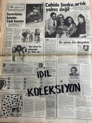 HAFTA SONU GAZETESİ DOĞUM GÜNÜ GAZETESİ (TURKİSH NEWSPAPER) - 9 OCAK 1981 - Yıl:5 Sayı:2 - Zeki Müren-Tekin Akmansoy-Hülya Koçyiğit – Türkan Şoray – Filiz Akın – Bülent Ersoy – Melos – Nami Dilbaz – Namı Dilbaz – Puna Pamir – Ayşe Aytözoğlu – Nazan – Emel Sayın – Yonca Yücel – Saffet – Tayan – Sevim Tuna – Yahya – Müdir Bey – Cüneyt Arkın – Cüneyt Erkin – Murat – Nes’e Karaböcek – Nese Karabocek – Güler – Murat – Ceylan – Oya Yücel-Gülşen Bubikoğlu-Nabi Dilbaz-Talha Özmen-Bülent Ersoy yeni yılda hanım hanımcık – Bu ikilinin beraberliği karakolda bitti – Güzele ne yaraşmaz – Çılgın Melos ve bir günlük çılgınlık – Ben kayınpederimin esiri değilim – Dansözlük zor ve tehlikeli meslektir – Londra’da bir umut var – Bu da mı yalan – Görünmeyen adamın gözüyle – Vize mize ve Yahya – Yeni yıla gözleri yaşlı girdi – Kürkten nefret eden kadın da varmış  TV’deki yılbaşı programının sebep olduğu son olay – Ah bir de ameliyat olabilsem – Deriyi kumaş gibi işlemek – Yaptığını söktüğünü kendi dikiyor