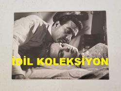 YEŞİLÇAM'IN KRALI AYHAN IŞIK'IN ORİJİNAL FOTOĞRAFI - 12 x 9 cm EBADINDA - AYHAN IŞIK ''KADIN İSTERSE (1965)'' ADLI YEŞİLÇAM FİLMİ ÇEKİMİNDE HÜLYA KOÇYİĞİT'LE AYNI KAREDE