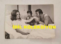 YEŞİLÇAM'IN KRALI AYHAN IŞIK'IN ORİJİNAL FOTOĞRAFI - 10,5 x 7,5 cm EBADINDA - AYHAN IŞIK ''SEZERCİK, YAVRUM BENİM (1971)'' ADLI YEŞİLÇAM FİLMİ ÇEKİMİNDE HÜLYA KOÇYİĞİT ve SEZER İNANOĞLU İLE AYNI KAREDE
