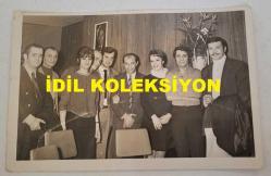 YEŞİLÇAM'IN DEĞERLİ İSİMLERİNİN BİRLİKTE ÇEKİLMİŞ OLDUKLARI ORİJİNAL BİR FOTOĞRAF - 18 x 12 cm EBADINDA - KARTAL TİBET, ERTEM EĞİLMEZ, NEJAT UYGUR, FERİDUN ÇÖLGEÇEN, AYFER FERAY, HÜLYA KOÇYİĞİT ve EŞİ SELİM SOYDAN HEP BİRLİKTE TOPLUCA HATIRA POZU VERİRLERKEN ÇEKİLMİŞ BİR KARE. 1960'LARIN SONLARI