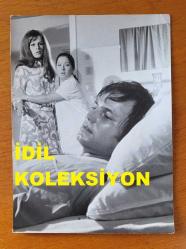 EDİZ HUN ve YEŞİLÇAM'IN YILDIZI HÜLYA KOÇYİĞİT'İN ORİJİNAL FOTOĞRAFI  - 18 x 13,5 cm EBADINDA - HÜLYA KOÇYİĞİT ve EDİZ HUN BİR FİLM SAHNESİNDE AYNI KAREDE