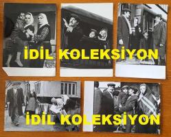 YEŞİLÇAM'IN YILDIZI HÜLYA KOÇYİĞİT'İN ORİJİNAL 5'Lİ FOTOĞRAF SETİ  - 18 x 12 cm EBADINDA - HÜLYA KOÇYİĞİT ''GELİN (1973)'' ADLI YEŞİLÇAM FİLMİNDE KEREM YILMAZER, KAHRAMAN KIRAL, ALİYE RONA, ALİ ŞEN ve KAMRAN USLUER İLE AYNI KAREDEYKEN ÇEKİLMİŞ 5 FARKLI FOTOĞRAF