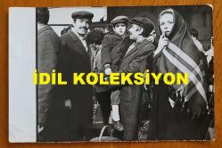 YEŞİLÇAM'IN YILDIZI HÜLYA KOÇYİĞİT'İN ORİJİNAL 5'Lİ FOTOĞRAF SETİ  - 18 x 12 cm EBADINDA - HÜLYA KOÇYİĞİT ''GELİN (1973)'' ADLI YEŞİLÇAM FİLMİNDE KEREM YILMAZER, KAHRAMAN KIRAL, ALİYE RONA, ALİ ŞEN ve KAMRAN USLUER İLE AYNI KAREDEYKEN ÇEKİLMİŞ 5 FARKLI FOTOĞRAF