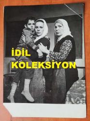 YEŞİLÇAM'IN YILDIZI HÜLYA KOÇYİĞİT'İN ORİJİNAL 5'Lİ FOTOĞRAF SETİ  - 18 x 12 cm EBADINDA - HÜLYA KOÇYİĞİT ''GELİN (1973)'' ADLI YEŞİLÇAM FİLMİNDE KEREM YILMAZER, KAHRAMAN KIRAL, ALİYE RONA, ALİ ŞEN ve KAMRAN USLUER İLE AYNI KAREDEYKEN ÇEKİLMİŞ 5 FARKLI FOTOĞRAF