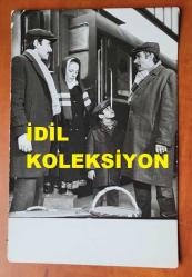 YEŞİLÇAM'IN YILDIZI HÜLYA KOÇYİĞİT'İN ORİJİNAL 5'Lİ FOTOĞRAF SETİ  - 18 x 12 cm EBADINDA - HÜLYA KOÇYİĞİT ''GELİN (1973)'' ADLI YEŞİLÇAM FİLMİNDE KEREM YILMAZER, KAHRAMAN KIRAL, ALİYE RONA, ALİ ŞEN ve KAMRAN USLUER İLE AYNI KAREDEYKEN ÇEKİLMİŞ 5 FARKLI FOTOĞRAF