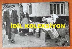 YEŞİLÇAM'IN YILDIZI HÜLYA KOÇYİĞİT'İN ORİJİNAL 5'Lİ FOTOĞRAF SETİ  - 18 x 12 cm EBADINDA - HÜLYA KOÇYİĞİT ''GELİN (1973)'' ADLI YEŞİLÇAM FİLMİNDE KEREM YILMAZER, KAHRAMAN KIRAL, ALİYE RONA, ALİ ŞEN ve KAMRAN USLUER İLE AYNI KAREDEYKEN ÇEKİLMİŞ 5 FARKLI FOTOĞRAF