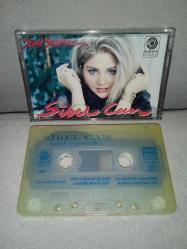 Kaset Sibel Can seni sevmek albümü. Orijinal. Kartonetin şarkıların yazılı olduğu kulakçık kısmı eksik. Kaset sorunsuz çalışıyor.