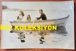 YEŞİLÇAM'IN YILDIZI HÜLYA KOÇYİĞİT'İN ORİJİNAL FOTOĞRAFI  - 18 x 12 cm EBADINDA - HÜLYA KOÇYİĞİT, KIZI GÜLŞAH ALKOÇLAR ve EŞİ SELİM SOYDAN'LA BİRLİKTE SANDAL GEZİSİ YAPARKEN ÇEKİLMİŞ BİR KARE