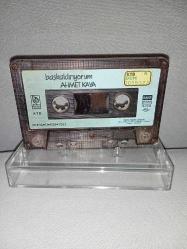 Kaset Ahmet Kaya başkaldırıyorum albümü. Orijinal 1988 Kağıt Baskı. Kartoneti yok. Kaset sorunsuz çalışıyor.