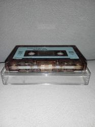 Kaset Ahmet Kaya başkaldırıyorum albümü. Orijinal 1988 Kağıt Baskı. Kartoneti yok. Kaset sorunsuz çalışıyor.