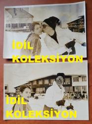 YEŞİLÇAM'IN YILDIZI HÜLYA KOÇYİĞİT'İN ORİJİNAL 2'Lİ FOTOĞRAF SETİ - 18 x 12 cm EBADINDA - HÜLYA KOÇYİĞİT, KIZI GÜLŞAH ALKOÇLAR'LA BİRLİKTE KAYAK MERKEZİNDE EĞLENİRKEN ÇEKİLMİŞ 2 FARKLI KARE