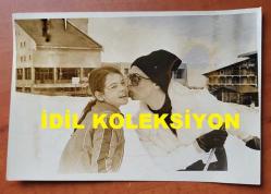 YEŞİLÇAM'IN YILDIZI HÜLYA KOÇYİĞİT'İN ORİJİNAL 2'Lİ FOTOĞRAF SETİ - 18 x 12 cm EBADINDA - HÜLYA KOÇYİĞİT, KIZI GÜLŞAH ALKOÇLAR'LA BİRLİKTE KAYAK MERKEZİNDE EĞLENİRKEN ÇEKİLMİŞ 2 FARKLI KARE